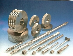 研磨級固定齒在滾製汽、機車之傳動軸，機械花鍵軸及手工具等固定齒數之滾齒輪。